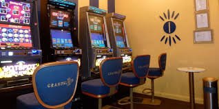 Live Sic Bo table with three dice and betting layout on qqmilan login platform